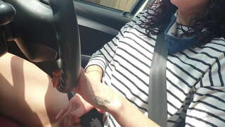 Filwaqt li pubbliku issuq karozza waqt li jilagħbu mal-żgħar tiegħi big