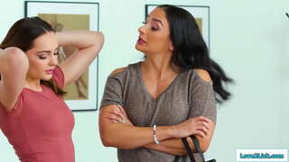 Busty äitipuoli ja tytärpuoli on salainen suhde ja tyttö livahtaa milf makuuhuone ja he suutelevat.Latinalaisen vanteet hänen ja hän nuolee hänen kusipää