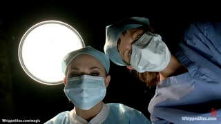 Вързана и с кляпом в устата си в медицинския стол пациентката брюнетка лесбийка Касандра Никс е под властта на д-р в латекс Шанел Престън, а след това отшлепана в състояние на неопределеност.