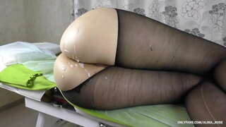 Anali Stretta Big pass oħt fil-sodda