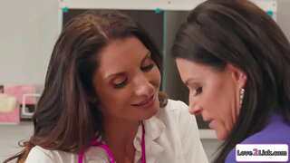 Busty พยาบาล seduces เป็น milf ครูและ licks ของเธอโกนหนวดโกนเครางจิ๋มที่ผมสีน้ำตาลมันห่วยของเธอหัวนมใหญ่และจากนั้น licks และ masturbates ของเธอไอ้หน้าจิ๋มแล้วพวกเขา 69