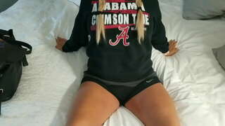 Cartref wraig blonde reidiau ceiliog