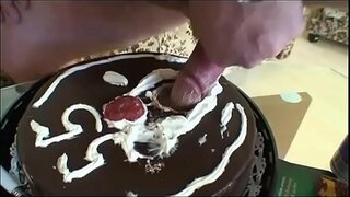 דערוואַקסן מענטש וויל צו באַרען אַ טיניידזשער חלק. 17