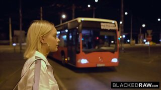 BLACKEDRAW По пътя за вкъщи тя е направила кука за някакъв бибиси