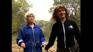 ���หมือน matures อยากจะทดลองกันและกันจิ๋มบนหญ้า