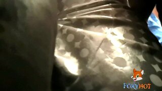 паказвае дупу ў падземным метро на вуліцы і на людзях