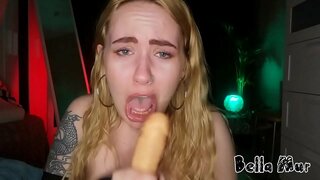 Rubia teen Bella Mur fucks bere ahoa sakon eta hitz zikin