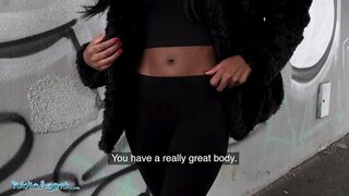 ���හජන නියෝජිතයා එක්සත් රාජධානියේ කළු ආසියාවේ Rae ලෙෂර් වර්ල්ඞ් උද්යානයේ ඇගේ ලොකු ඉස්ම සහිත කොටළුවා මත විශාල ඩික් සඳහා මුදල්