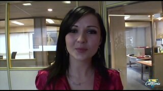 Żgħar samra joffri tagħha annimal bi pjaċir