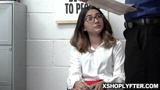 Callie ha scopato in cima al tavolo dell&#039;ufficio