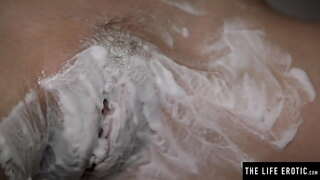 Ara big tagħha jiggle kif hi fuq il-bajja her u xaħam